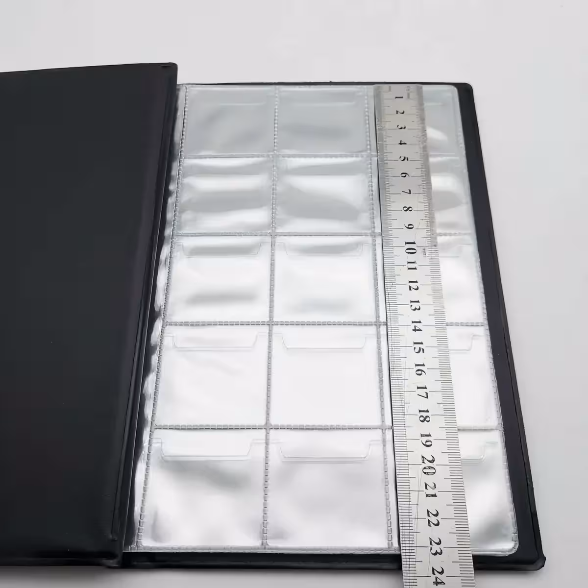 Álbum compacto para colecionadores com proteção contra poeira