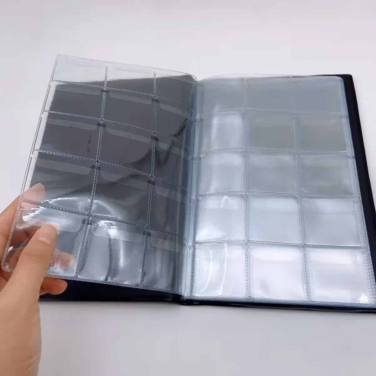 Álbum com grades e abas para fixação segura das moedas