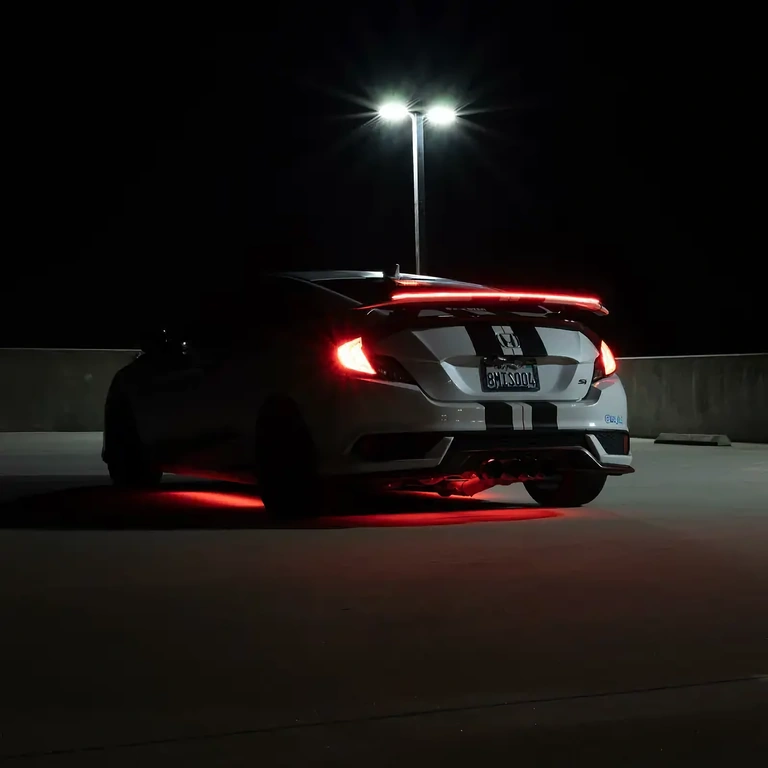 Spoiler com luz LED para freio montado no porta-malas