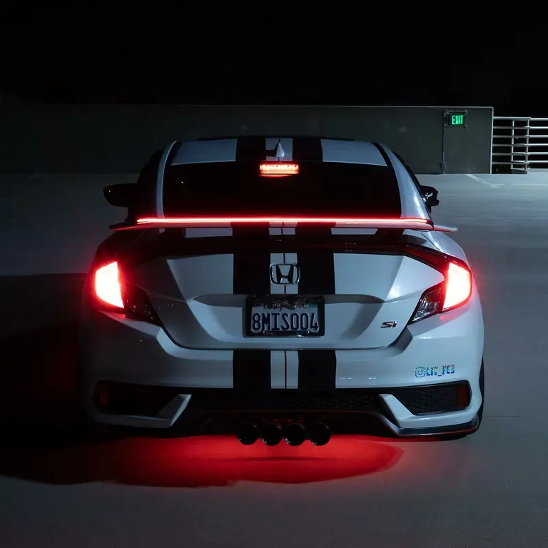 Spoiler para porta-malas com fita LED e luz de freio integrada