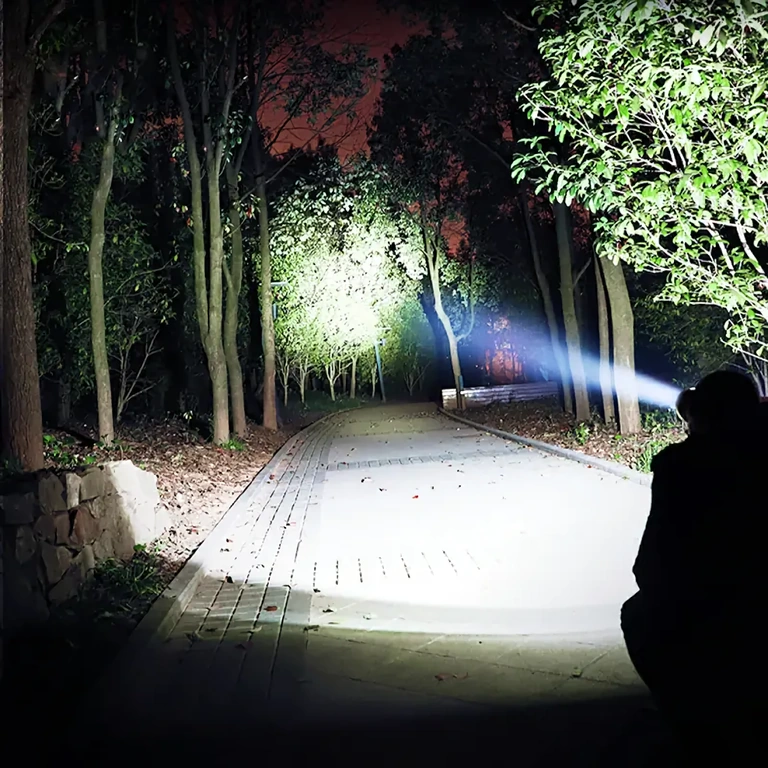 Lanterna de cabeça com LED, ideal para trabalho e atividades noturnas