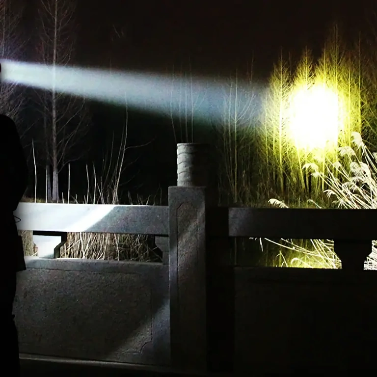 Lanterna LED para exteriores, resistente à água e com bateria