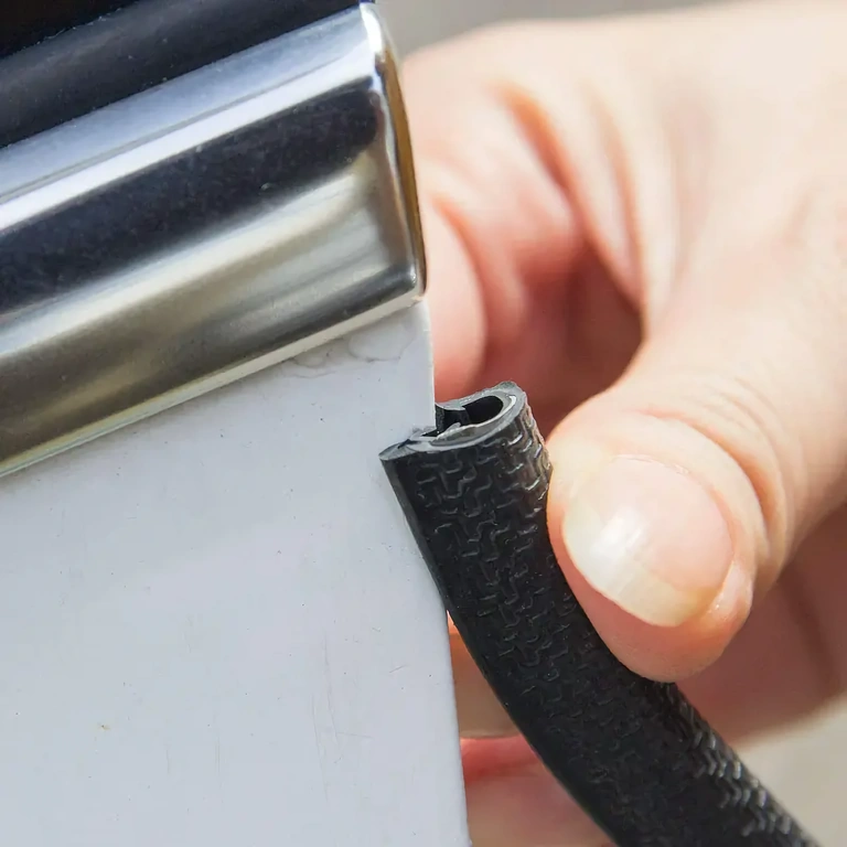 Fita flexível para proteção das bordas das portas automotivas