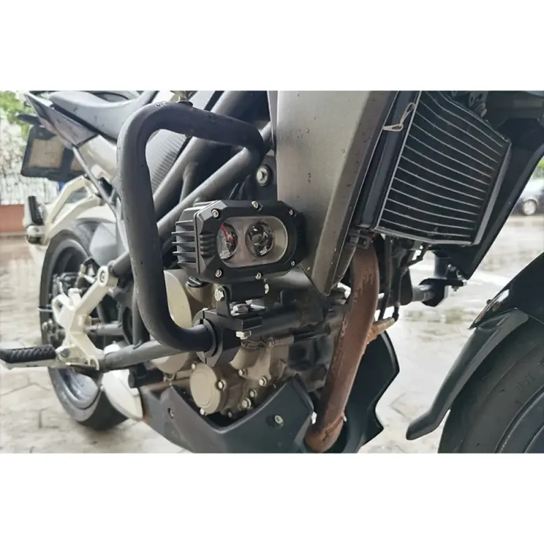 Conjunto de fixação para projetores em motocicleta