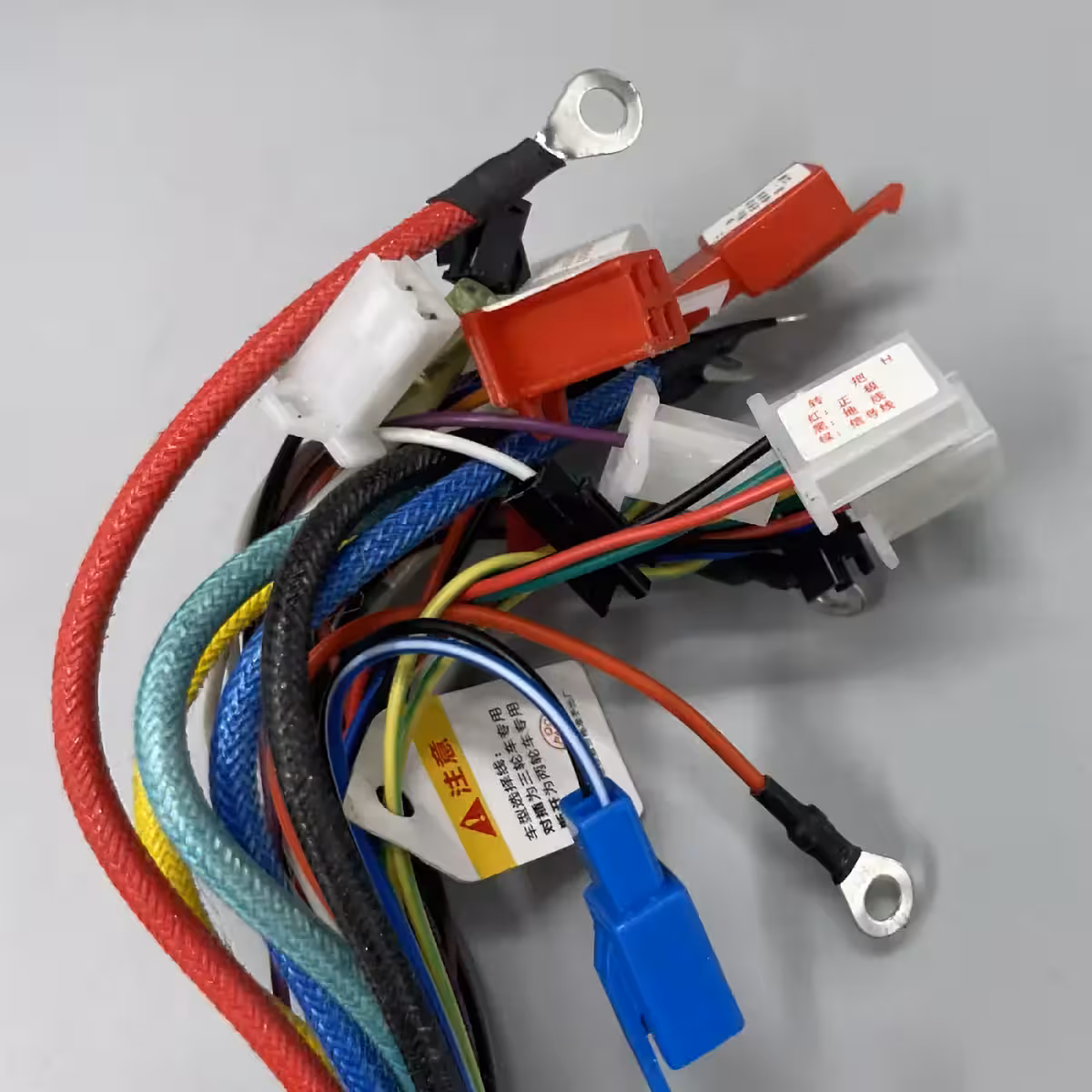 Controlador com múltiplos conectores para freio, acelerador e motor