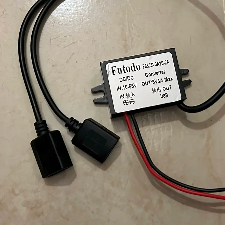 Detalhe das portas USB Portas USB duplas para carregamento simultâneo a 5V 3A