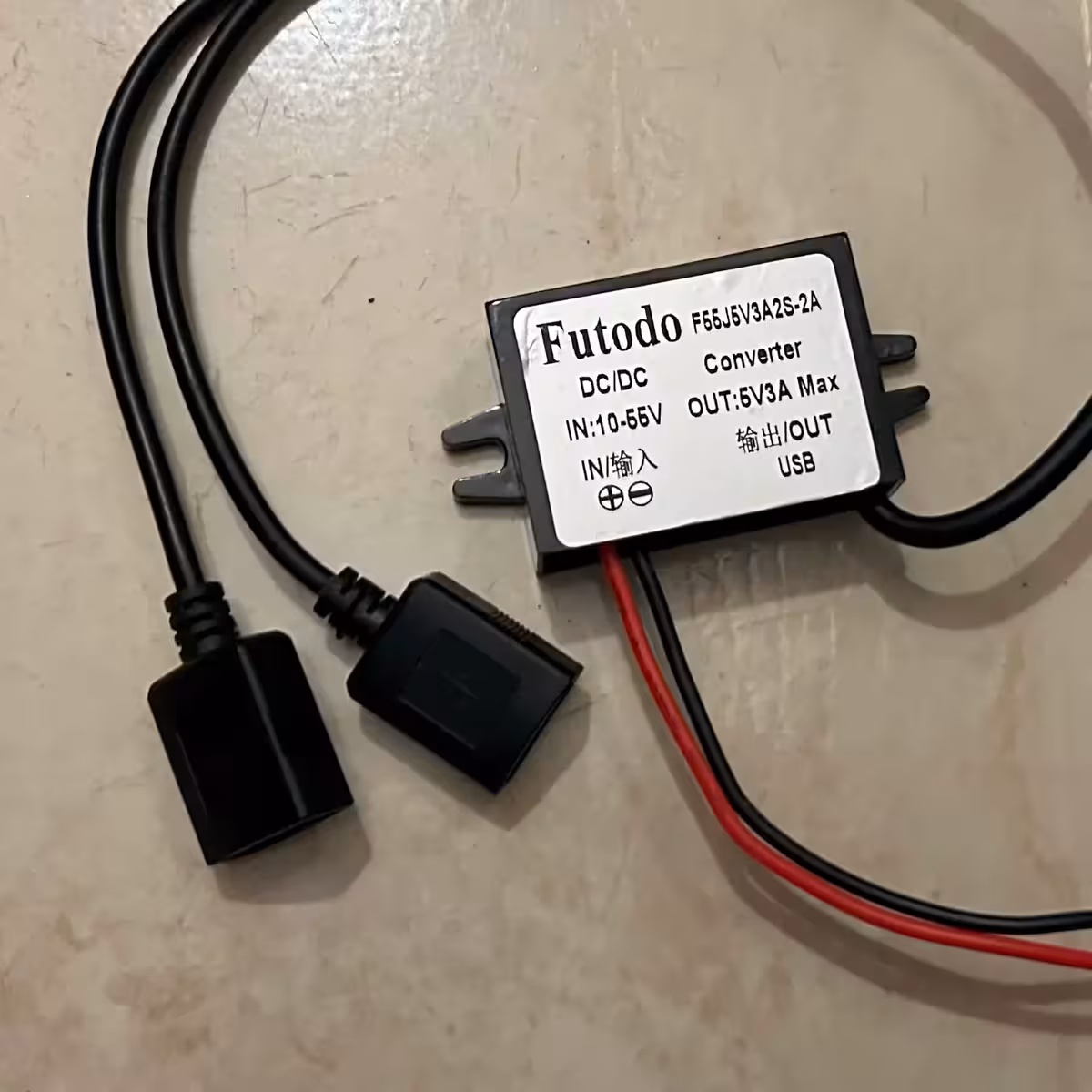 Portas USB duplas para carregamento simultâneo a 5V 3A