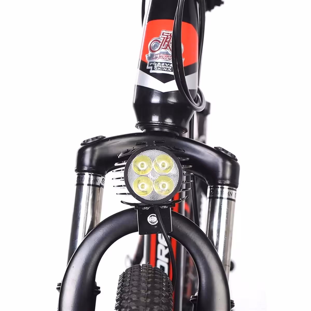 Farol LED montado na frente de uma bicicleta elétrica, vista frontal