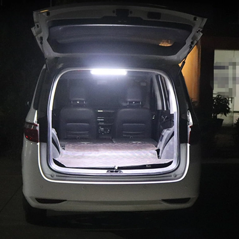 Lâmpada LED instalada no porta-malas de um carro, iluminação clara