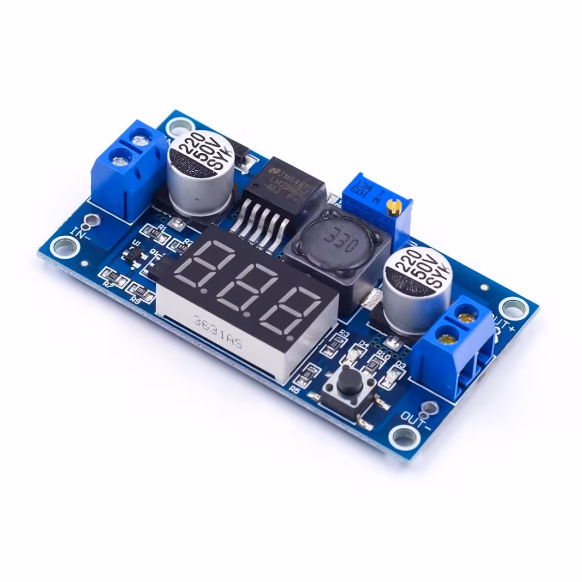 Close-up do módulo step-down LM2596 com display e ajuste de tensão