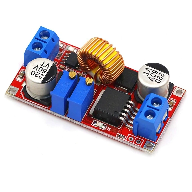 Chip XL4015 – imagem detalhada Vista detalhada do chip XL4015 no módulo step-down DC-DC