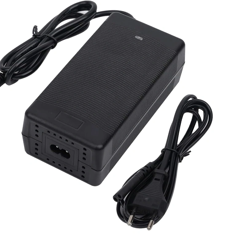 Carregador para scooter 36V-42V 3A Carregador de alto desempenho para patinetes e bicicletas elétricas 36V–42V, corrente 3A, com proteções integradas