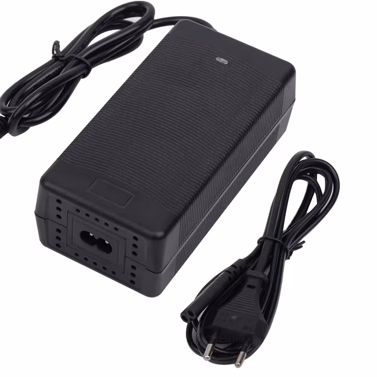 Carregador de alto desempenho para patinetes e bicicletas elétricas 36V–42V, corrente 3A, com proteções integradas