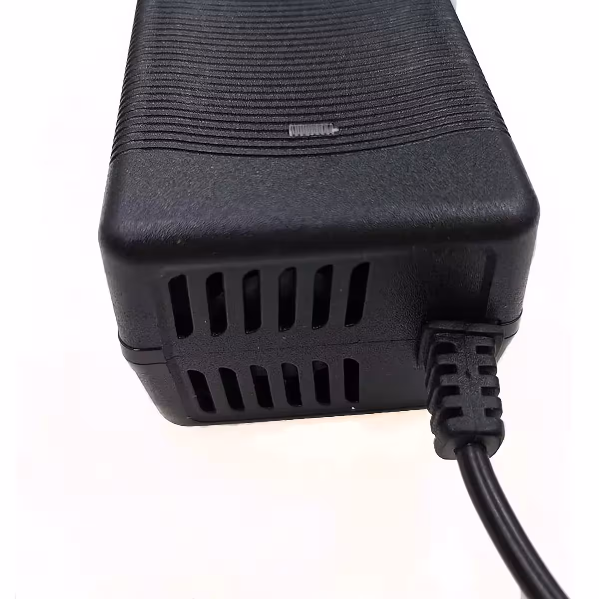 Carregador inteligente 36V–42V para veículos elétricos, proteção contra sobretensão e corrente
