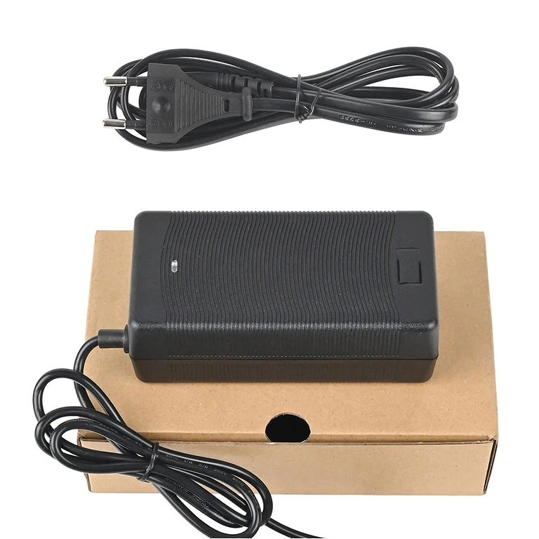Carregador com conector IEC C13 Carregador 48V–54,6V 2A com conector IEC C13, adequado para scooters elétricas Citycoco e Harley