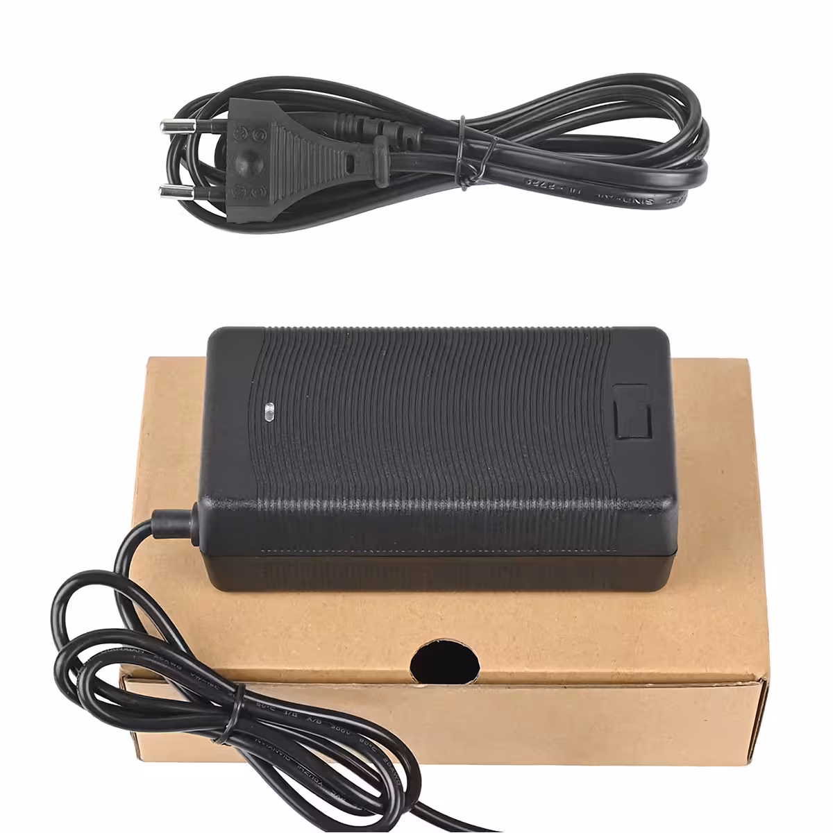 Carregador 48V–54,6V 2A com conector IEC C13, adequado para scooters elétricas Citycoco e Harley