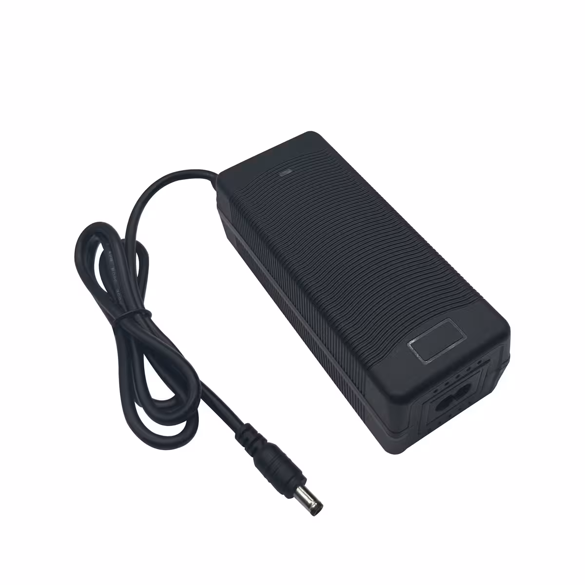 Carregador 52V–58,8V 2A para patinetes e bicicletas elétricas, protegendo a bateria e garantindo carregamento rápido