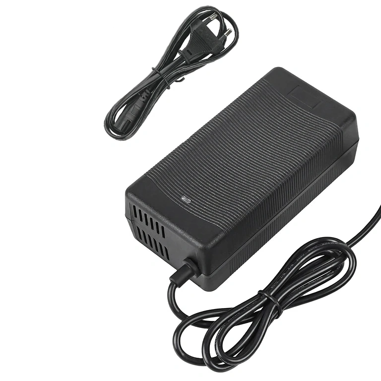 Carregador com conector XLR 3 pinos Carregador 52V–58,8V 2A com plugue XLR 3 pinos, estável e seguro para scooters e bicicletas elétricas