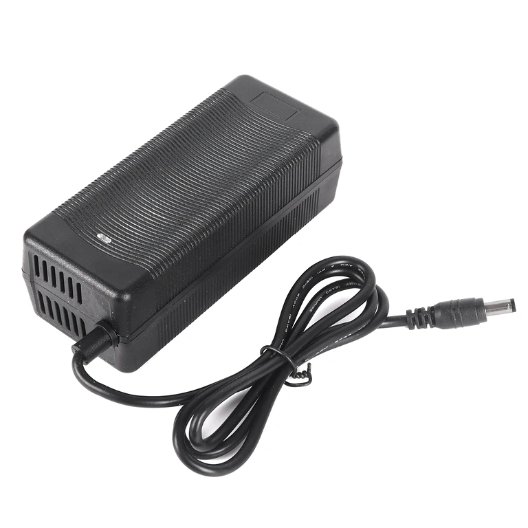 Carregador rápido com LED Carregador 60V–67,2V 2A, carregamento rápido e seguro, com indicador LED vermelho/verde