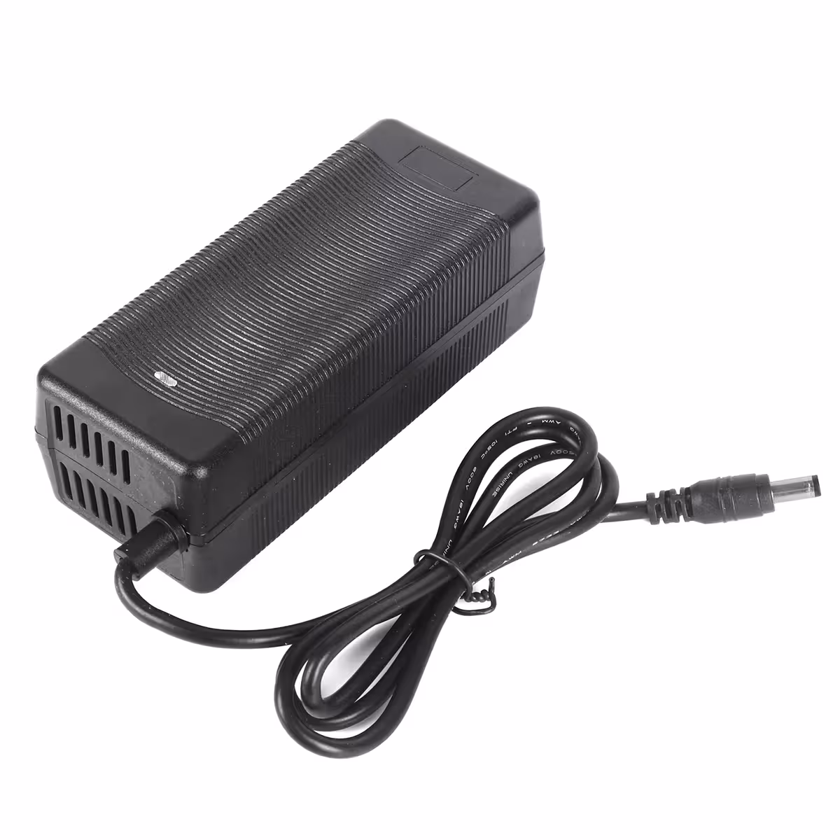 Carregador 60V–67,2V 2A, carregamento rápido e seguro, com indicador LED vermelho/verde