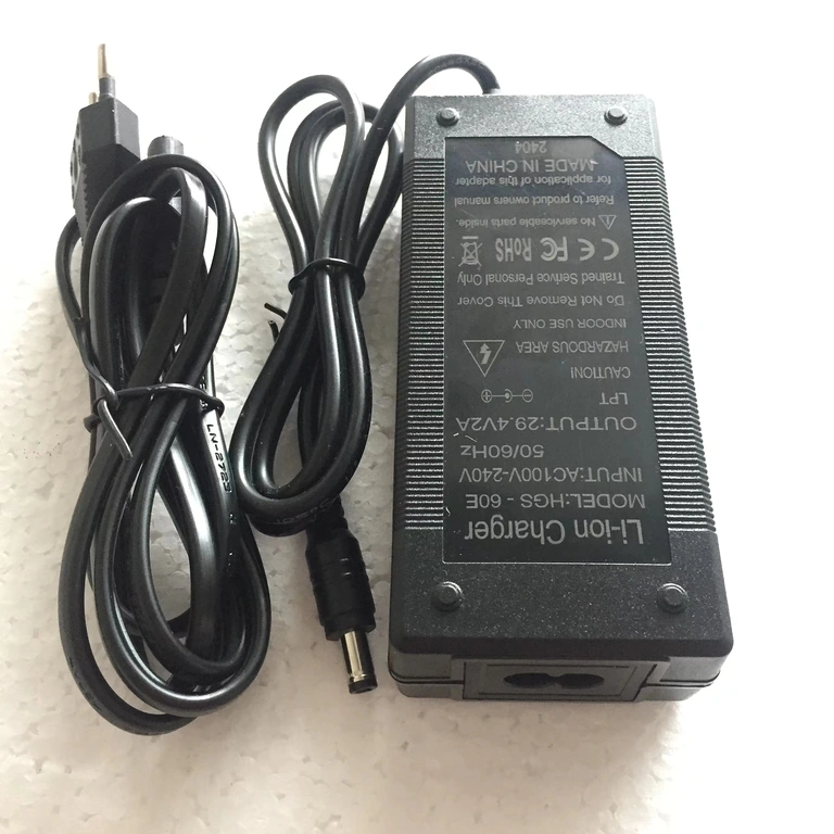 Carregador 24V 2A – vista traseira com conector e etiqueta técnica