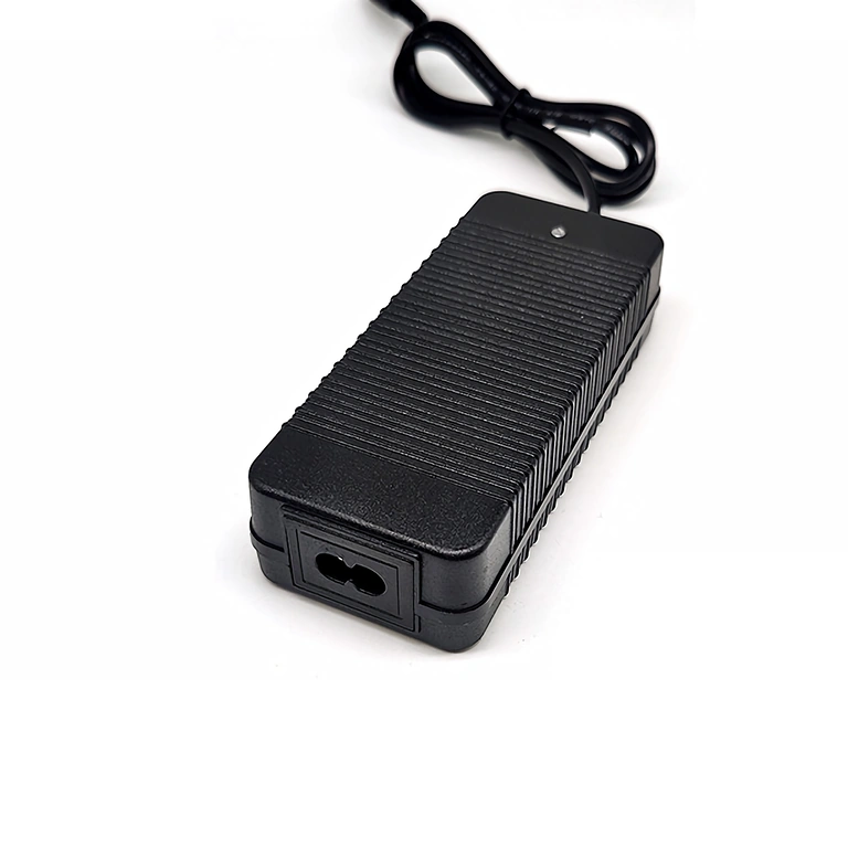 Carregador 24V 2A – lateral, com ventilador silencioso e design compacto