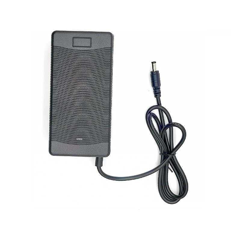 Carregador Li-Ion 21V 2A com cabo longo de 250 cm – perfeito para baterias 18V Li-Ion e equipamentos portáteis