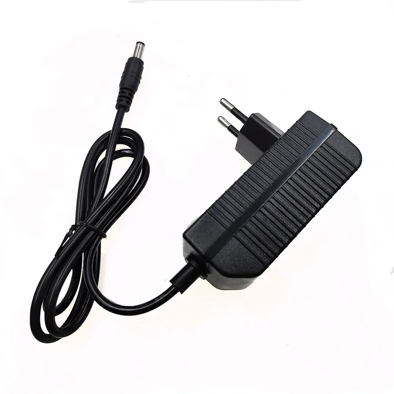 Carregador 16,8V Li-Ion 2A – fotografia em ângulo variável mostrando design compacto e portátil para baterias 14,4V