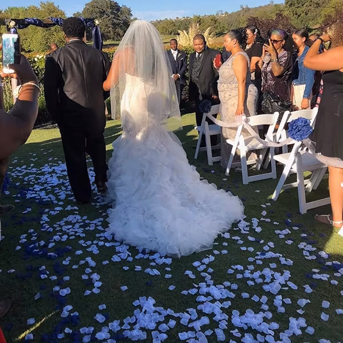 Pétalas de rosas brancas de tecido para decoração de mesas de casamento