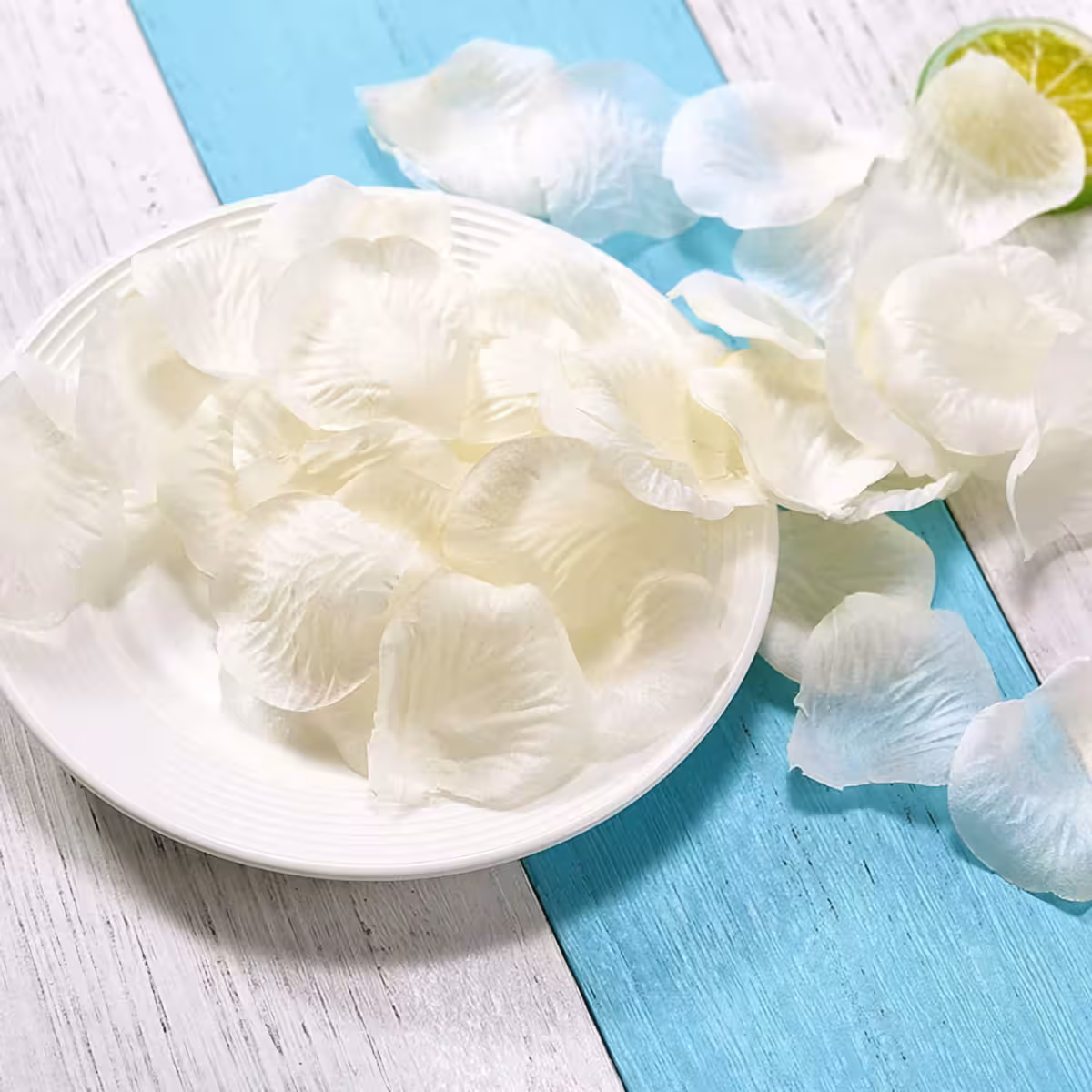 Pétalas artificiais brancas espalhadas no chão para decoração elegante