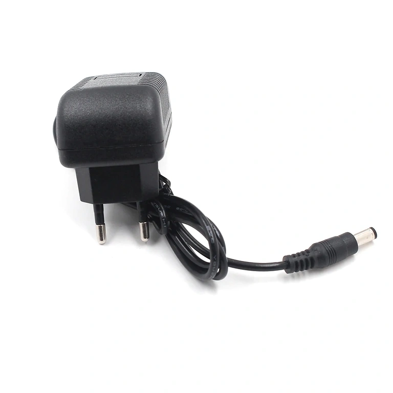 Carregador LiFePO4 12V com conector DC 5.5 × 2.1 mm para conexão rápida e segura