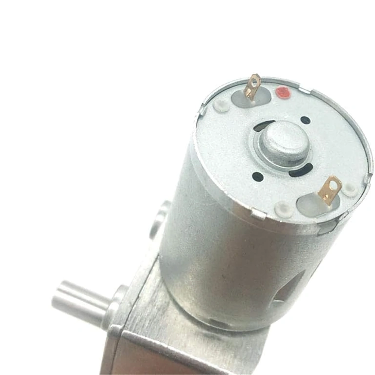 Vista traseira do motor 12V GY-370 com transmissão por sem-fim e conectores de alimentação
