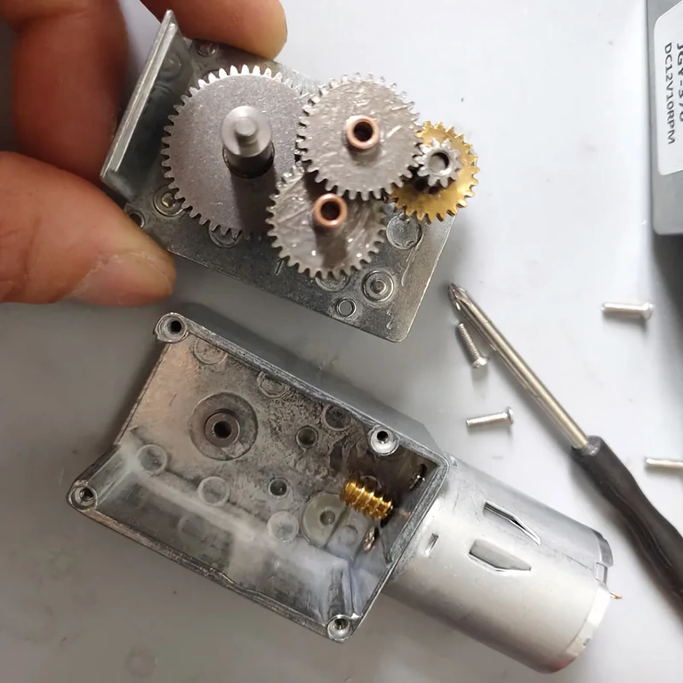 Vista geral do motor com redutor 12V GY-370, incluindo todos os detalhes essenciais