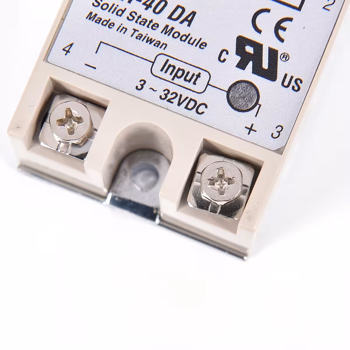 Detalhe dos terminais e parafusos para instalação do SSR-40A
