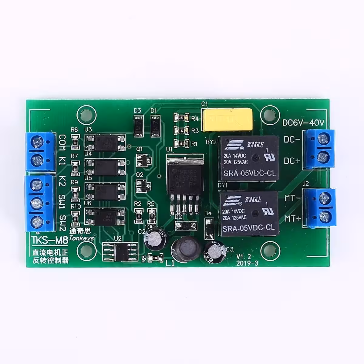 Close-up da placa com relés para controle do motor DC