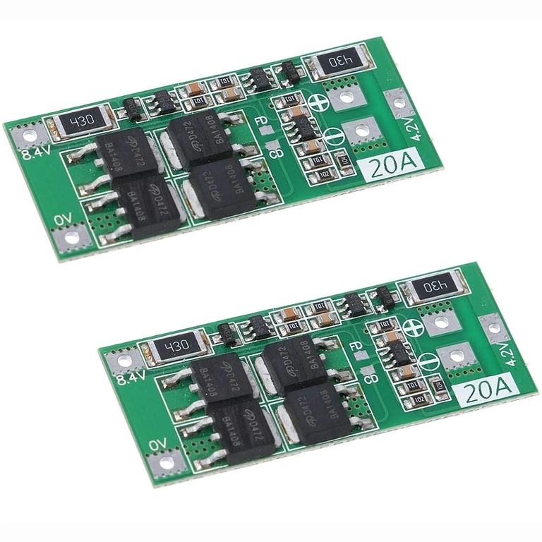 Conjunto de 2 módulos BMS 2S 20A – vista em ângulo Os dois módulos BMS 2S 20A fotografados em ângulo para evidenciar os componentes eletrônicos