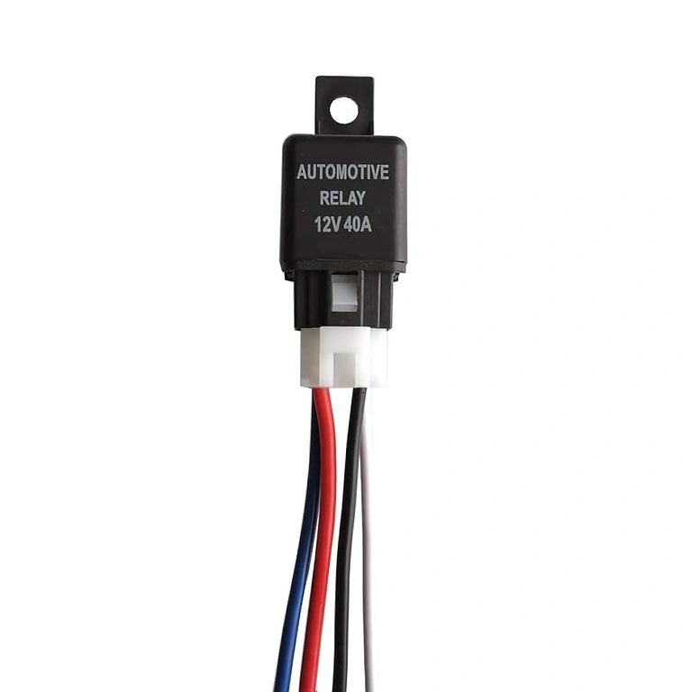 Relé 12V 4 pinos 40A – vista frontal Relé automotivo 12V 4 pinos 40A com soquete – vista frontal clara