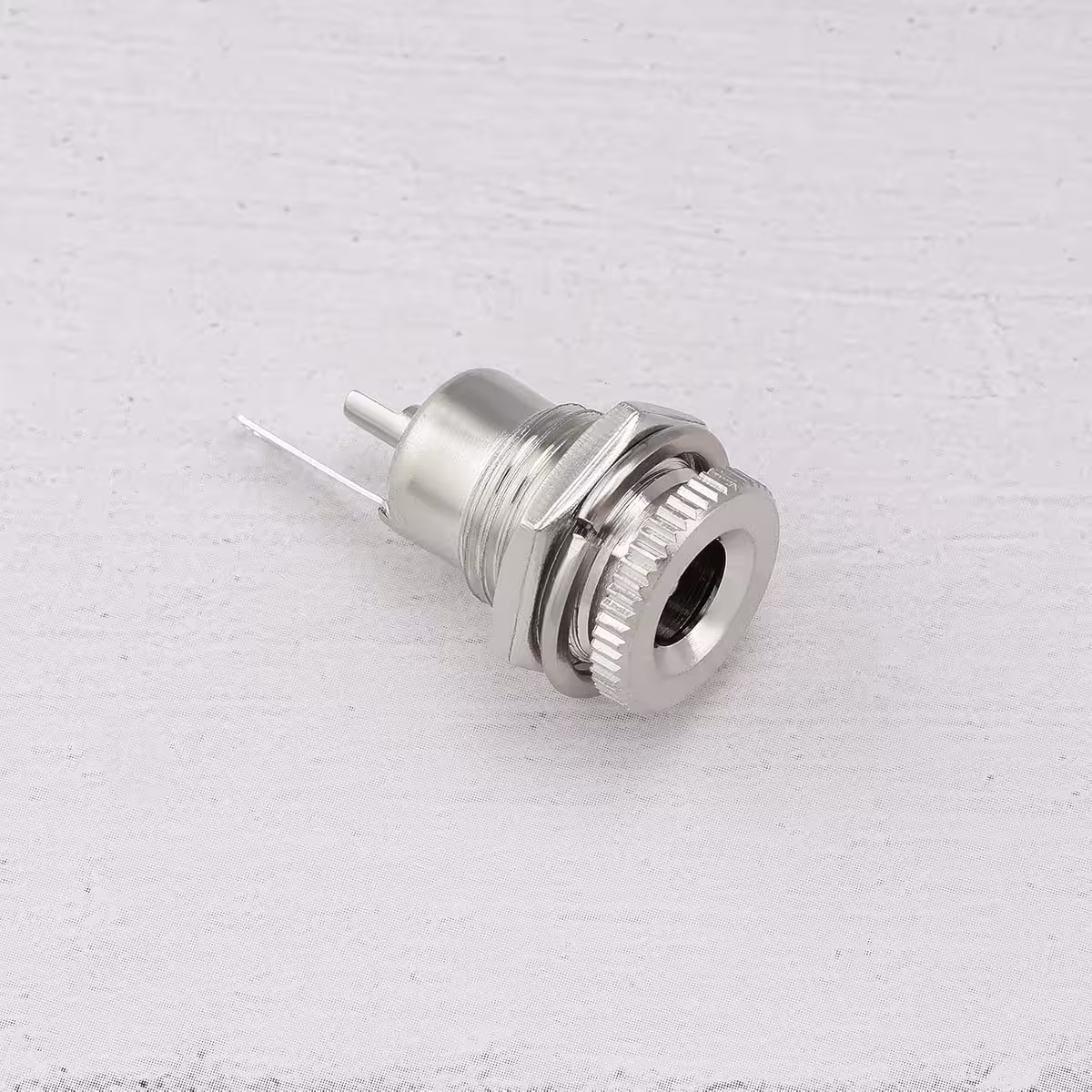Conector DC 12V 5,5x2,1mm conectado à alimentação
