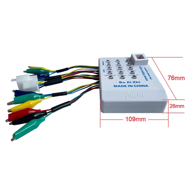 Bateria conectada ao testador universal para verificação do controlador