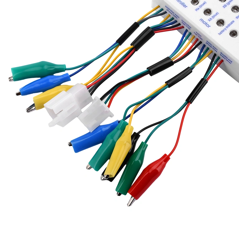 Fios das fases do motor conectados ao testador universal