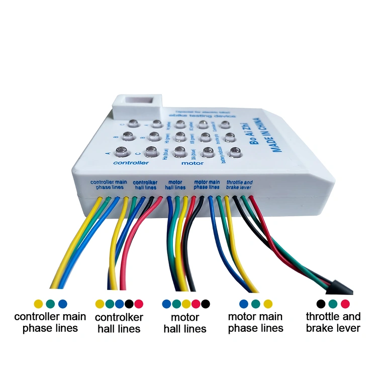 Detalhe das conexões do testador universal para bicicleta e scooter elétrica