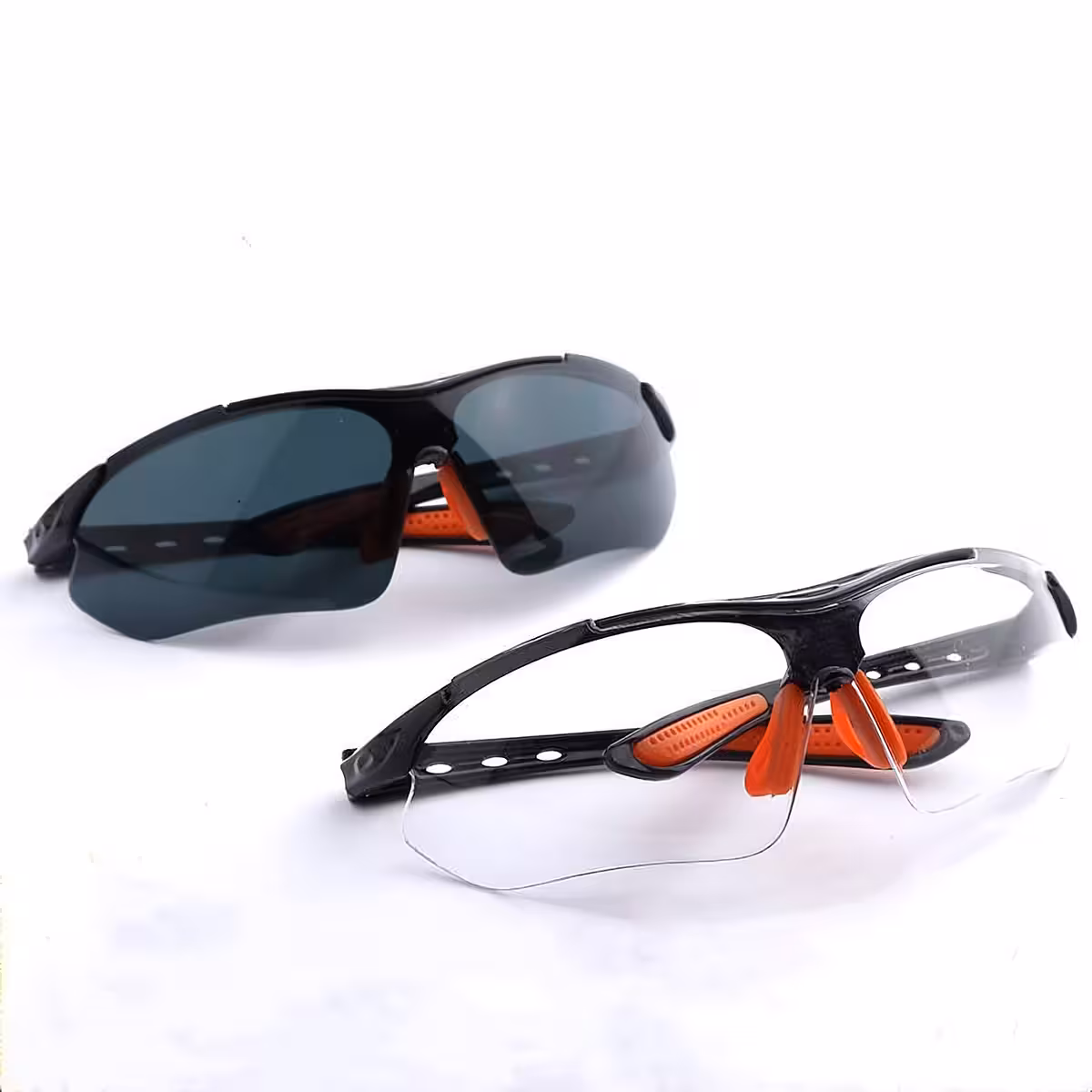 Óculos de ciclismo com lente fumada e proteção UV400